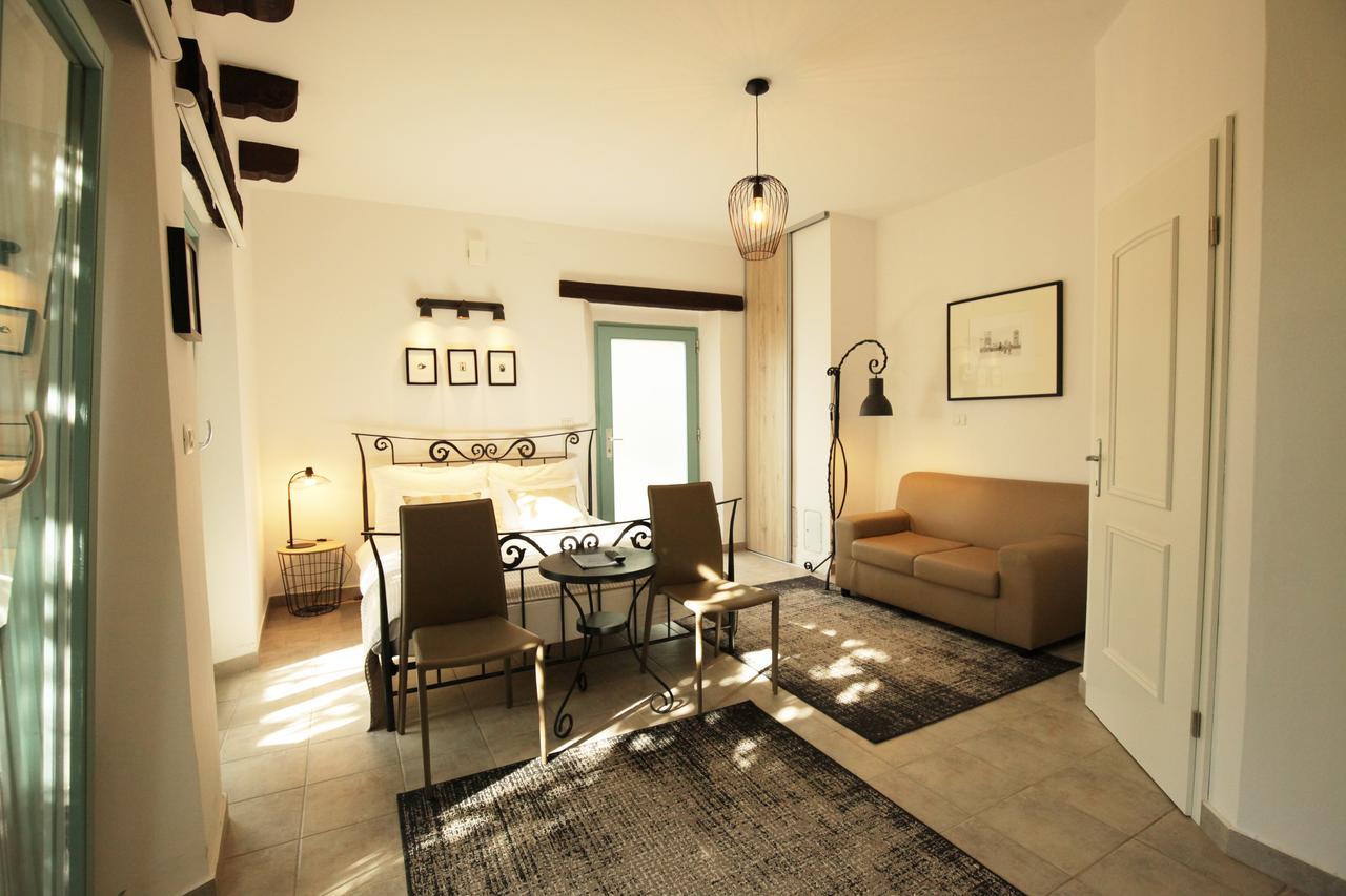 Boutique Hotel Dvor Dobrovo Esterno foto