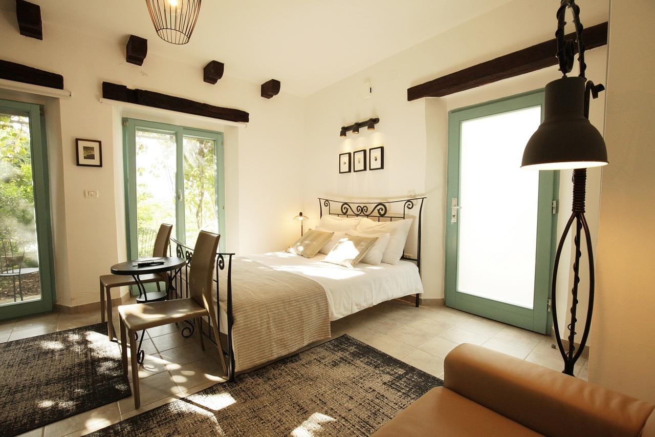 Boutique Hotel Dvor Dobrovo Esterno foto